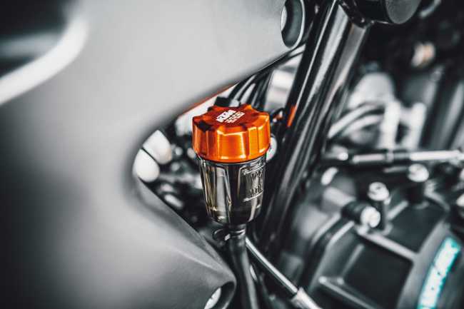 BRAKE FLUID RESERVOIR COVER